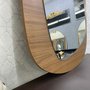Espelho Moderno Formato Orgânico em Base de MDF Amadeirada: Elegância para seu Lar