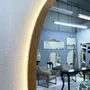 Espelho Orgânico com Moldura Revestida em Curupixá e LED Embutido: Funcional e Elegante