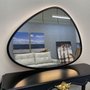 Espelho Orgânico Grande com LED e Moldura Preta Laqueada: Versátil para Qualquer Ambiente