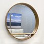 Espelho Redondo com Prateleira e Borda Amadeirada Cor Mel: Sofisticação para o seu Lar