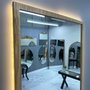 Espelho Retangular com Moldura em Carvalho Americano e LED - Iluminação e Funcionalidade