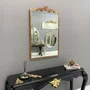 Espelho Retangular Estilo Clássico com Moldura Dourada: Elegância e Funcionalidade