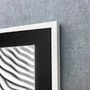 Quadro Abstrato Geométrico do Design Moderno ao Contraste com Moldura e Vidro