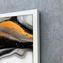 Quadro Abstrato Moderno Preto e Ouro Fluido e Elegante com Moldura e Vidro