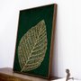 Quadro Tela Canvas com Moldura Folha em Fundo Verde 70x100 cm